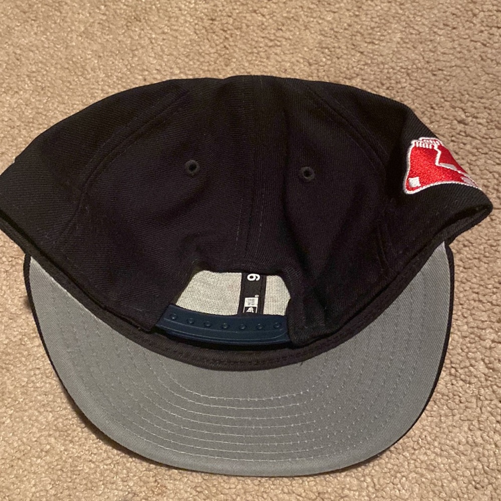 Snap back hat - Picture 3 of 3